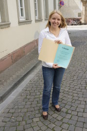 Claudia Graf mit Marie Baum Preis Urkunde