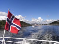 Bootsfahrt durchs Fjord mit norwegische Flagge